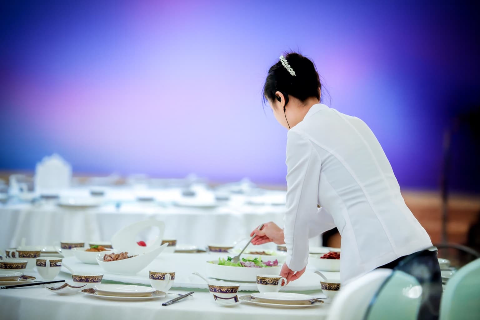 Professional server at a banquet event, showcasing seamless event scheduling